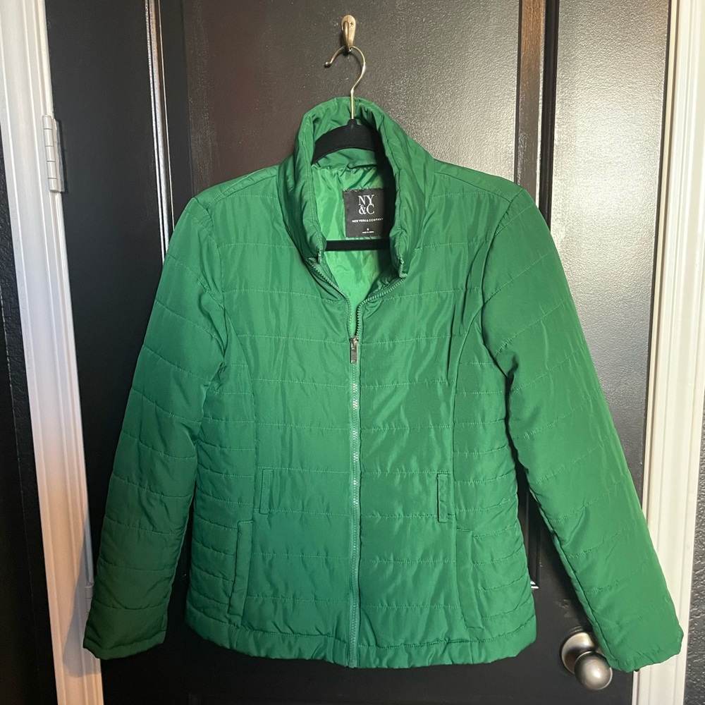 New York and Company green puffer jacket with belt loops (belt disappeared) S